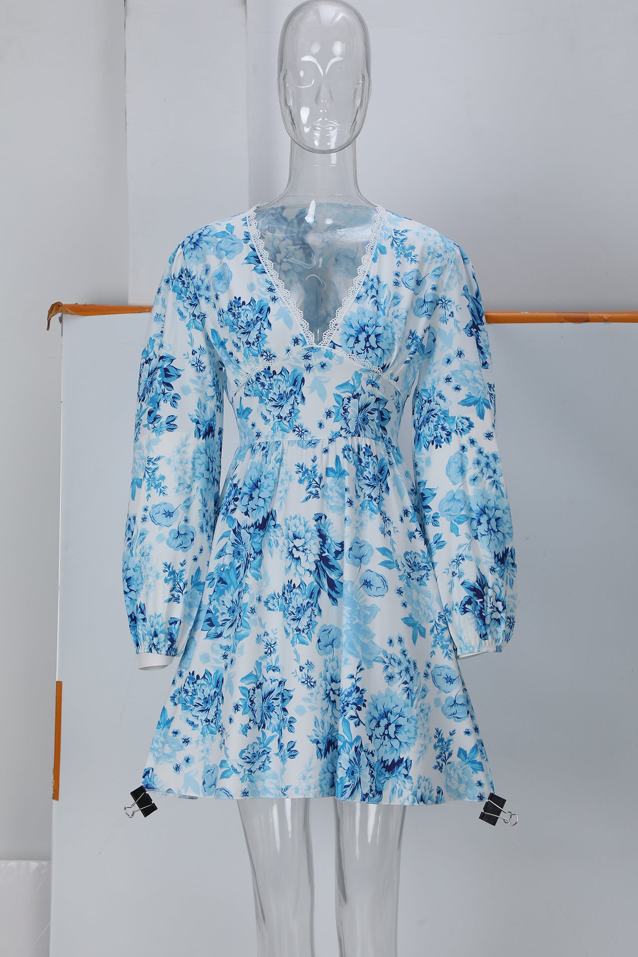 Lace lace V-neck printed long sleeved dress